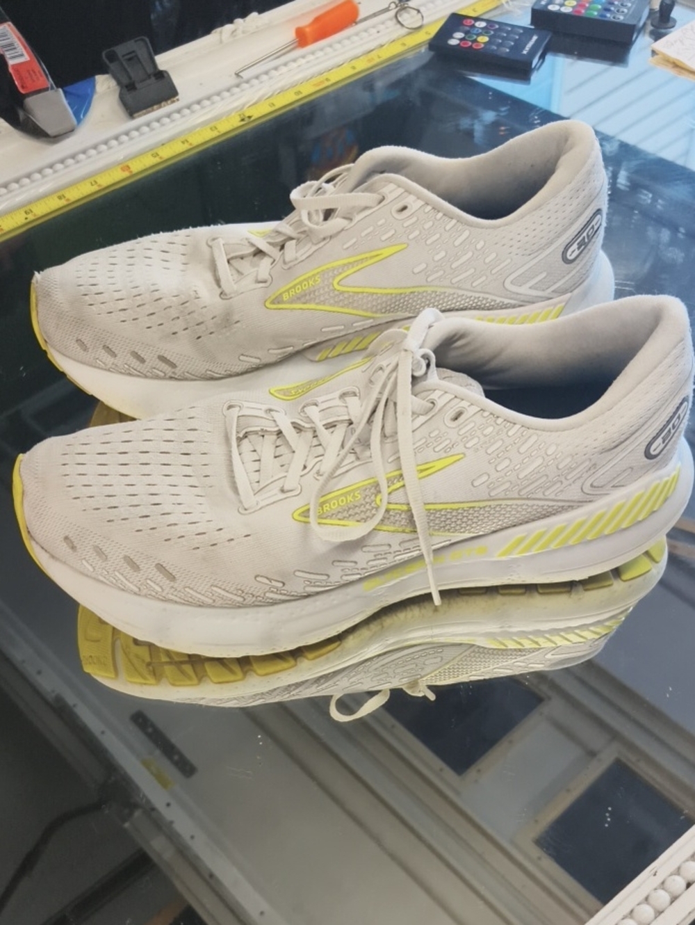 Mens 12 the Brooks Glycerin GTS 20 running shoes W/ Yellow Acccents.